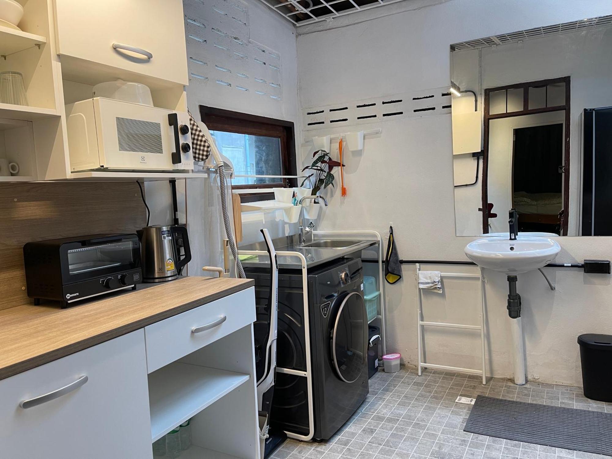 The Ordinary 8 Hostel Surat Thani Exterior photo