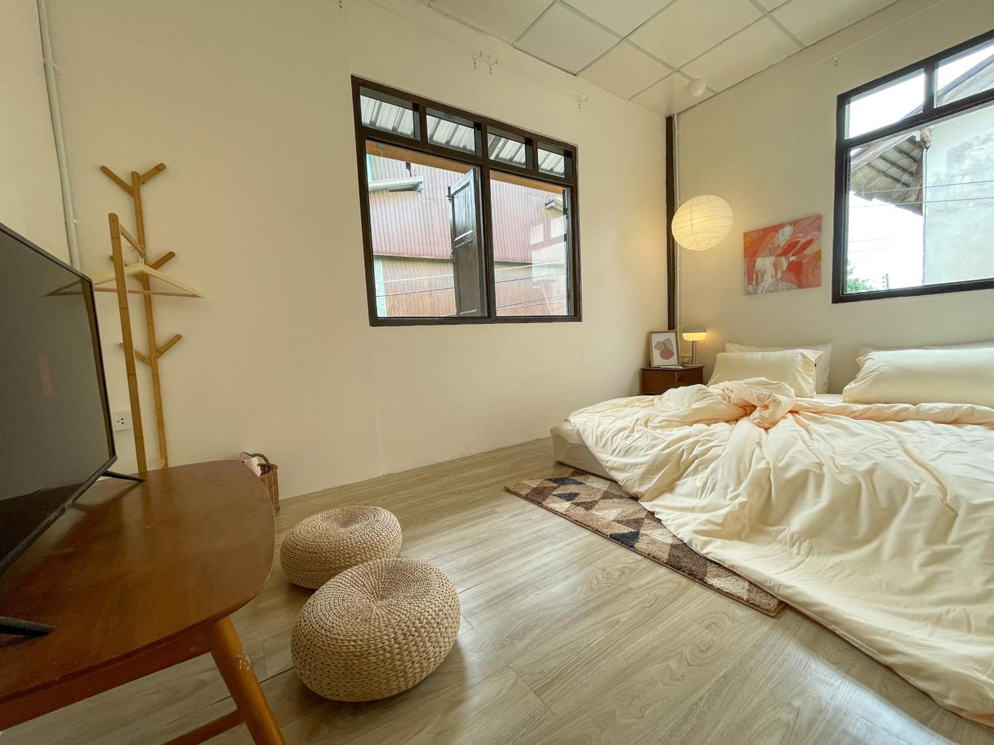The Ordinary 8 Hostel Surat Thani Exterior photo