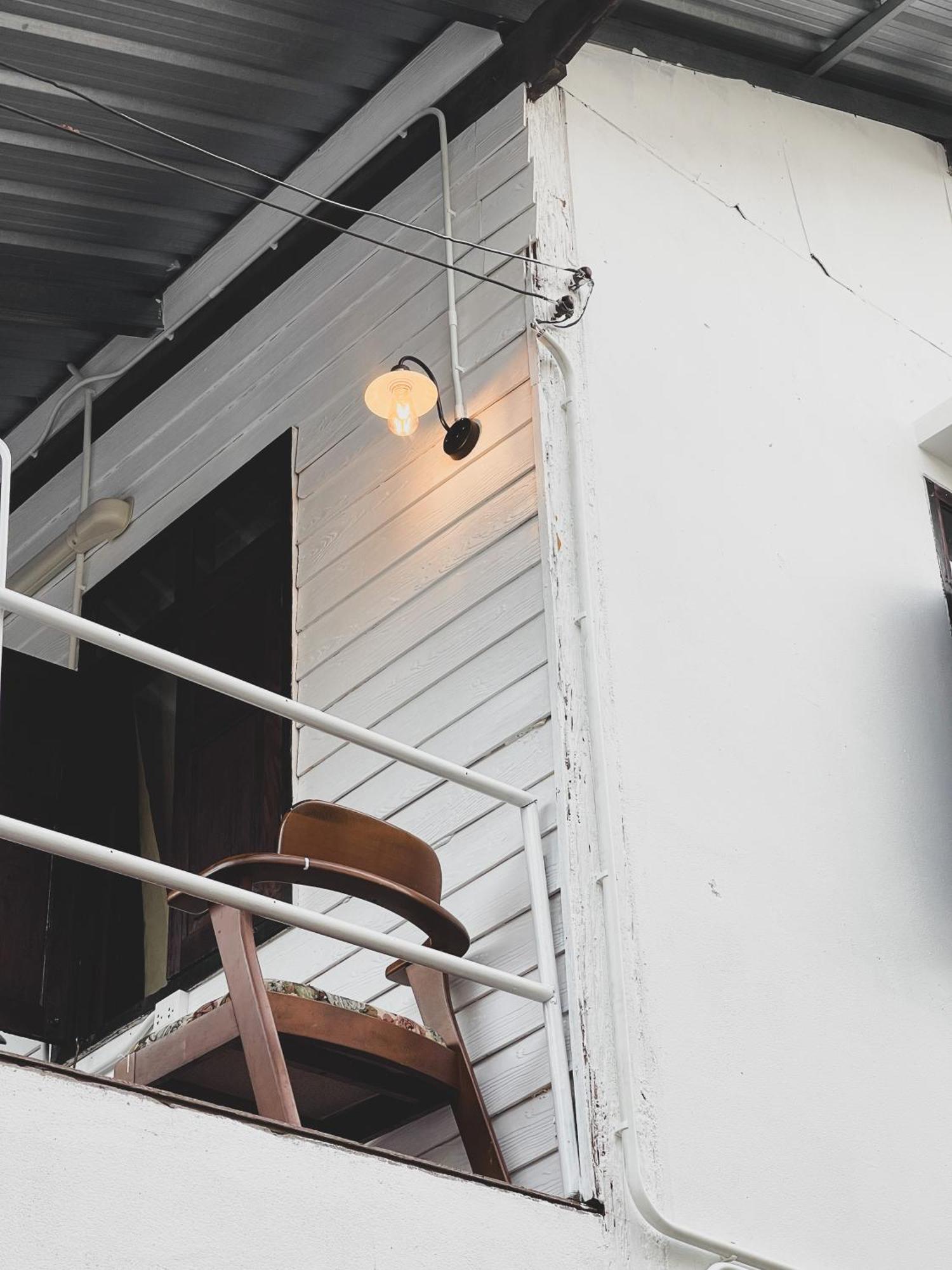 The Ordinary 8 Hostel Surat Thani Exterior photo